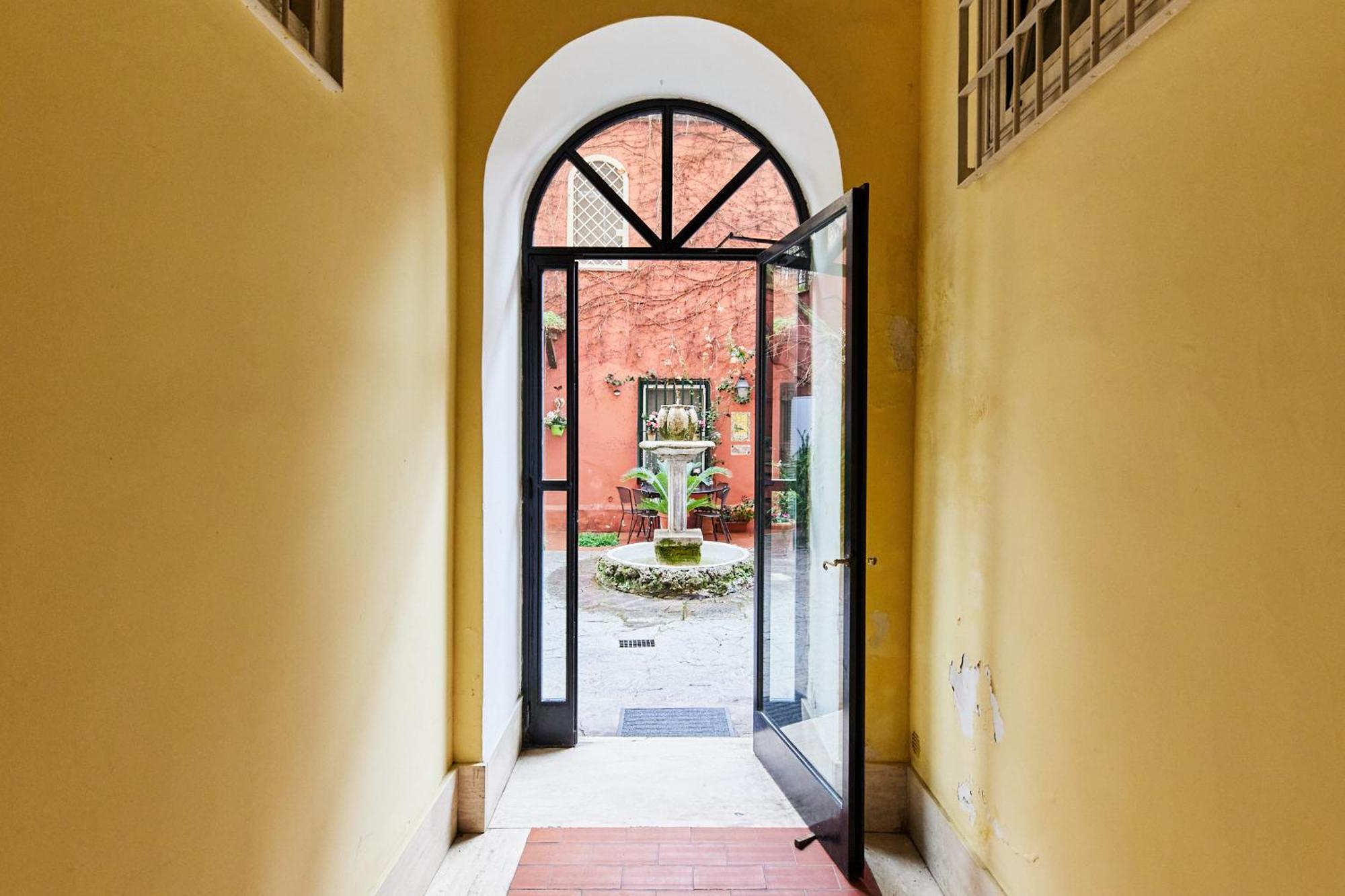 Iflat One Step From Colosseum Exterior photo